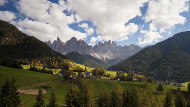 Landschaft des Dorfes St. Magdalena, Italien — Stockvideo