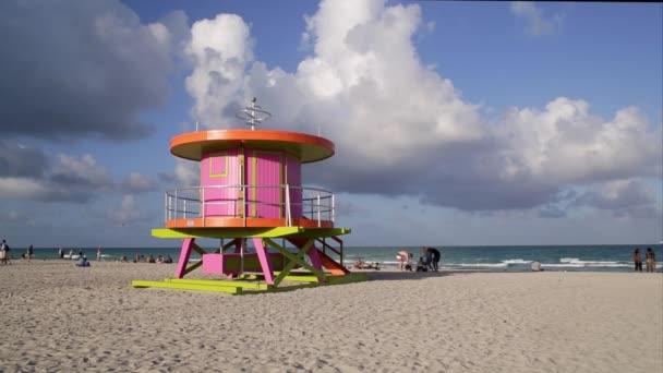 Miami Beach Art Deco tarzı Cankurtaran kulübe — Stok video