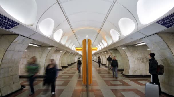 Pendolari alla stazione della metropolitana di Praga — Video Stock