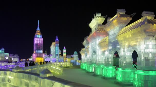 Esculturas de hielo iluminadas en el Hielo Harbin — Vídeos de Stock