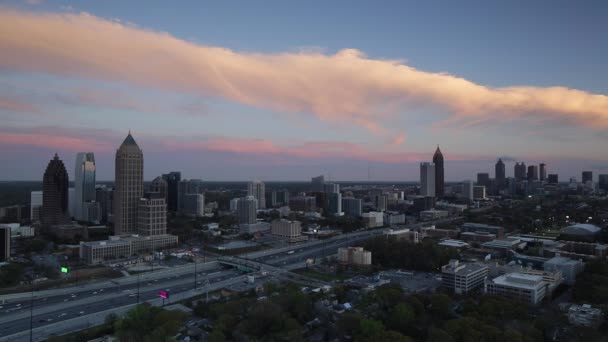 Interstate 85 passerar Atlanta skyline — Stockvideo