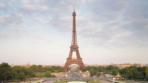 Torre Eiffel a la luz natural, París — Vídeos de Stock
