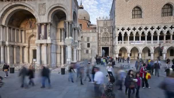 Туристы перед базиликой Сан-Марко, Венеция — стоковое видео