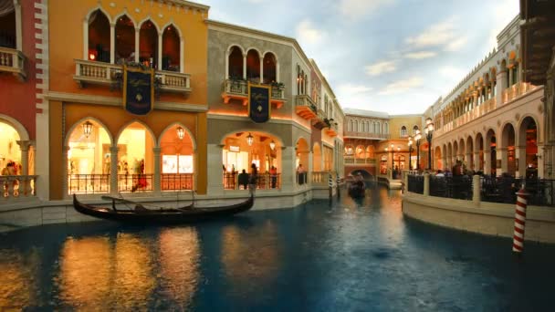 Góndolas en los canales del Casino Veneciano en la Franja, Las Vegas — Vídeos de Stock