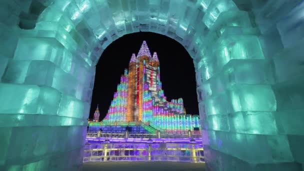 Esculturas de hielo iluminadas en el Hielo Harbin — Vídeos de Stock