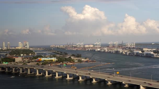 Mac Arthur Causeway och kryssningshamnen Port of Miami — Stockvideo