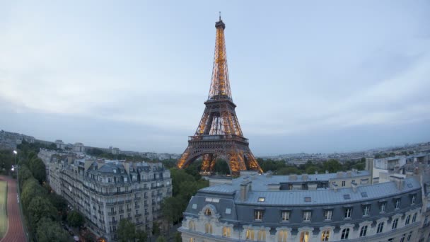 Torre Eiffel iluminada por la noche — Vídeos de Stock