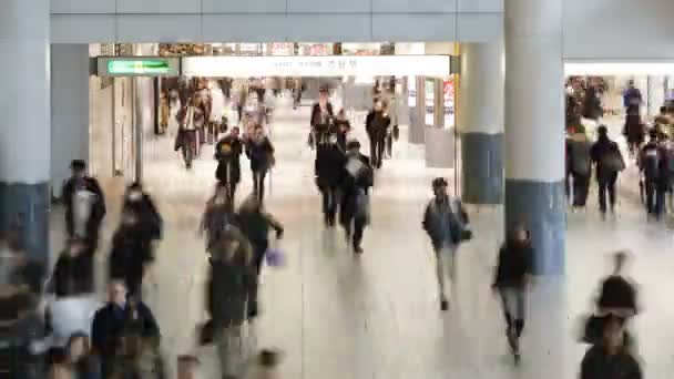 Pendolari a piedi attraverso la stazione di Shibuya — Video Stock