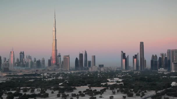 De skyline van Dubai met de Burj Khalifa — Stockvideo