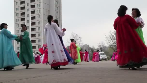 Pyongyang sokaklarda dans kitle — Stok video