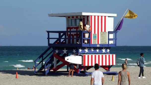 Art Deco stílusú Lifeguard kunyhó a Miami Beach — Stock videók