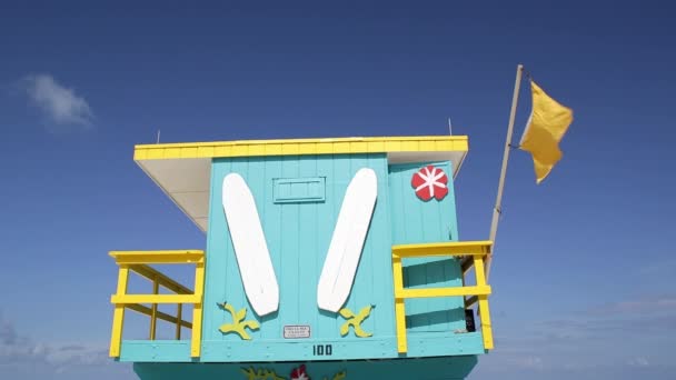 Art-Deco-Stil Rettungsschwimmhütte am Strand von Miami — Stockvideo