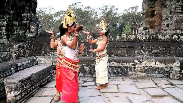 Traditionele Cambodjaanse apsara dansers — Stockvideo