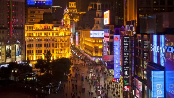 Pejalan kaki berjalan melewati toko di Jalan Nanjing — Stok Video