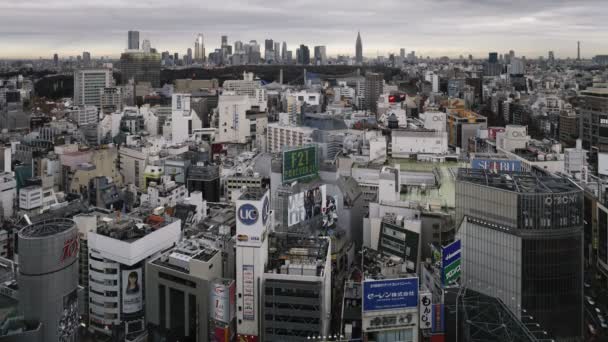 Nubes en movimiento sobre el distrito comercial de Shinjuku — Vídeo de stock