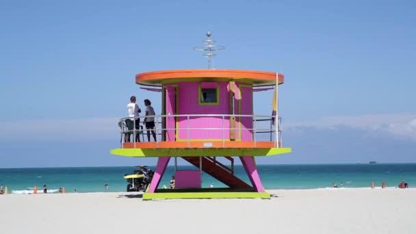 Cabaña de salvavidas estilo Art Deco en Miami Beach — Vídeo de stock