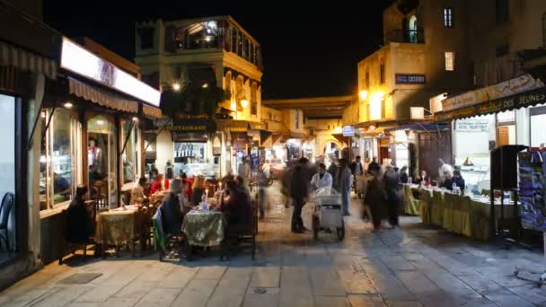 Personas en la entrada de la Medina — Vídeos de Stock