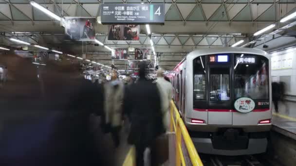 Viajeros en la estación de Shibuya en hora punta — Vídeo de stock