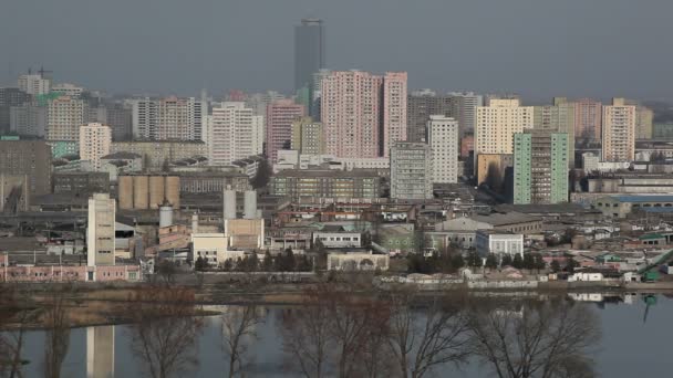 Mehrfamilienhäuser im Stadtzentrum von Pjöngjang — Stockvideo