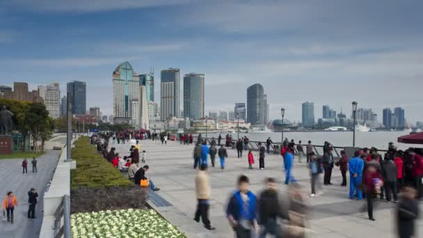 Personas en el paseo marítimo, junto a la costa de Huangpu, Shanghai — Vídeo de stock