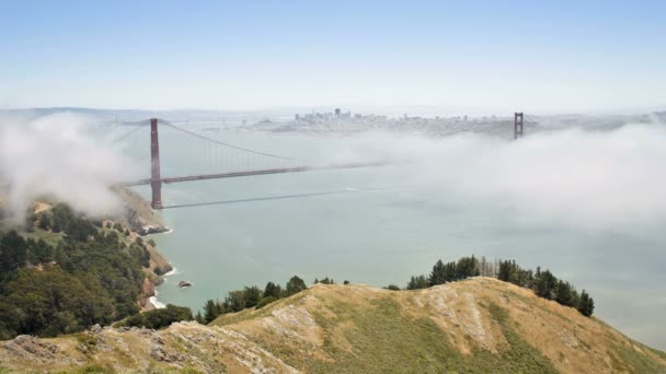 Niebla rodando por debajo del puente Golden Gate — Vídeos de Stock