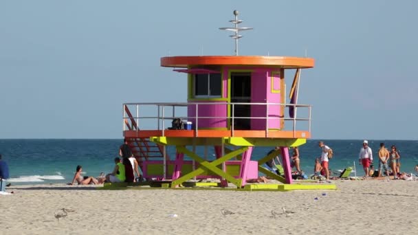 Cabaña de salvavidas estilo Art Deco en Miami Beach — Vídeo de stock