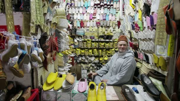 Moroccan slippers in the Souk, Morocco — Stock Video