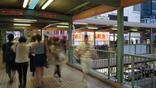 Passerelle piétonne dans le quartier de Mong Kok — Video