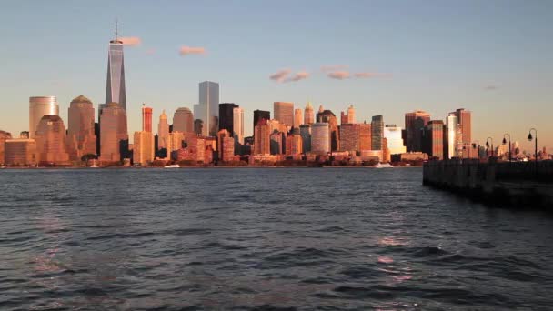 Manhattan over de Hudson rivier — Stockvideo