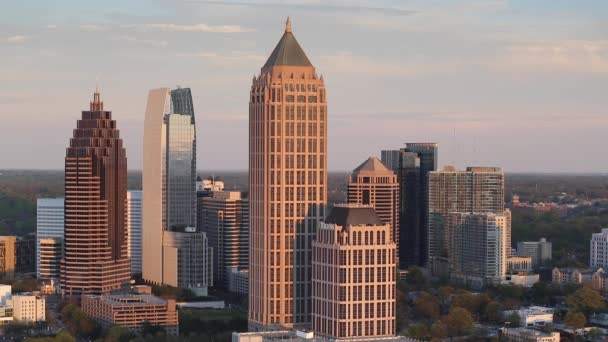 Verkehr und die Skyline von Midtown-Atlanta — Stockvideo