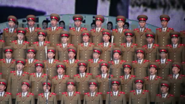 Cantantes del ejército actuando en la sala de conciertos de Pyongyang — Vídeo de stock