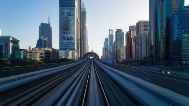 Viaje en el sistema de metro ferroviario elevado de Dubai — Vídeo de stock