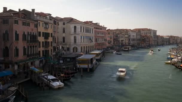 Tour boten reizen op Canal Grande — Stockvideo