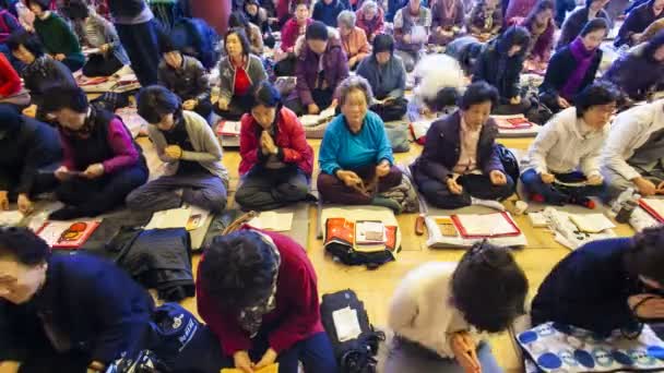 Adorateurs à l'intérieur Jogyesa Temple — Video