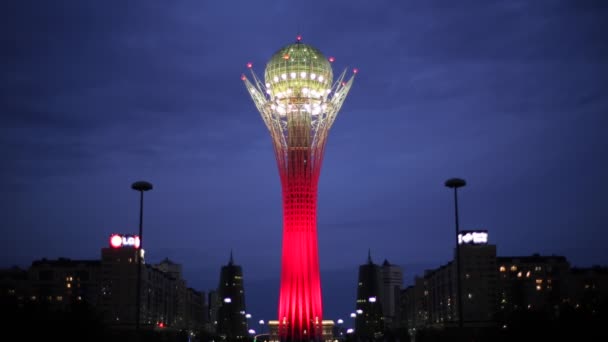 Bayterek Torre illuminata di notte — Video Stock