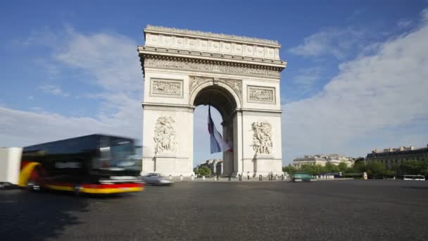 Tráfico en el Arco del Triunfo de París — Vídeos de Stock