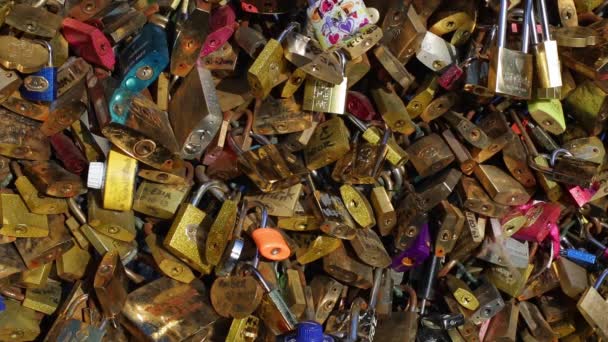 Love locks adorn many bridges in Paris — Stock Video