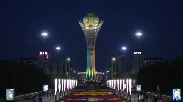 Bayterek Torre illuminata di notte — Video Stock