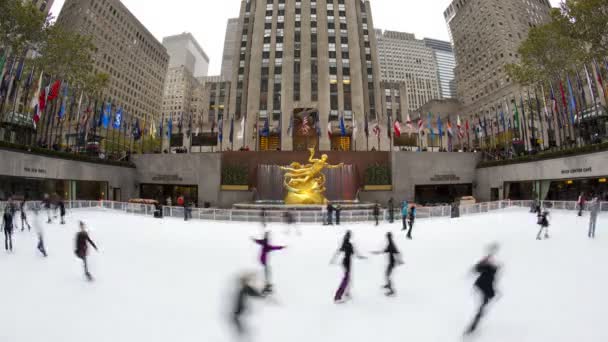 Pista di pattinaggio sotto l'edificio del Rockefeller Centre — Video Stock