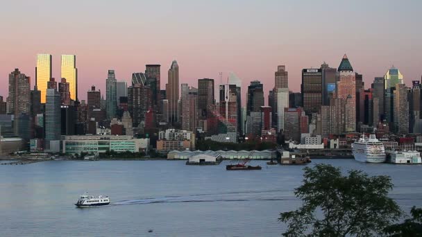 Manhattan over de Hudson rivier — Stockvideo