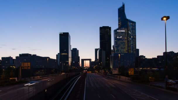 Camino de París que conduce hacia La Grand Arche — Vídeos de Stock