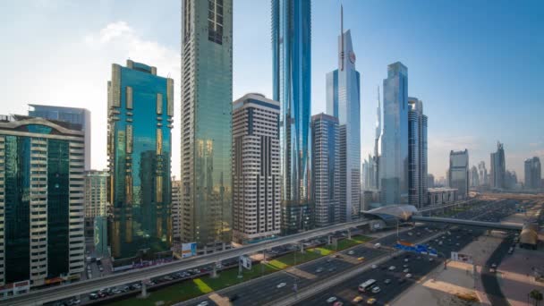 Trafic de Dubaï et immeubles de grande hauteur — Video