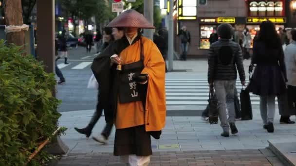 Moine en costume traditionnel à Tokyo — Video