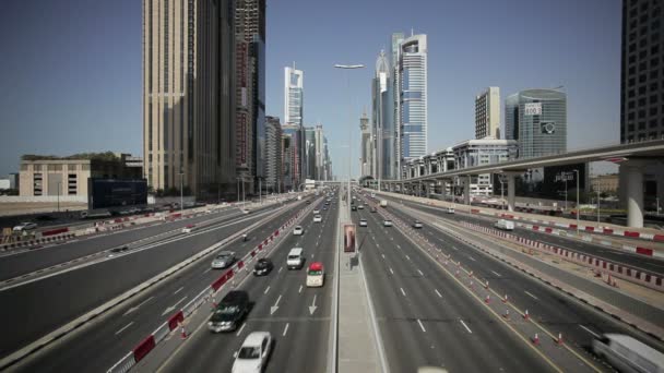 Tráfico en Sheikh Zayed Road, Dubai — Vídeo de stock