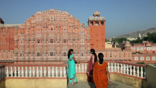 Mujeres en saris coloridos — Vídeos de Stock