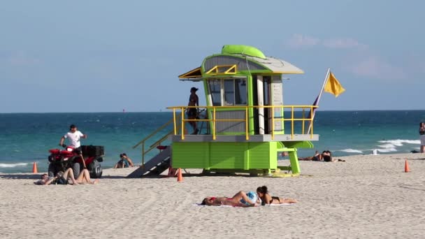 迈阿密海滩的装饰艺术风格的救生小屋 — 图库视频影像