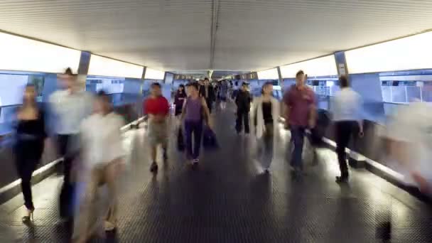 Personas en la transitada pasarela en Hong Kong — Vídeos de Stock