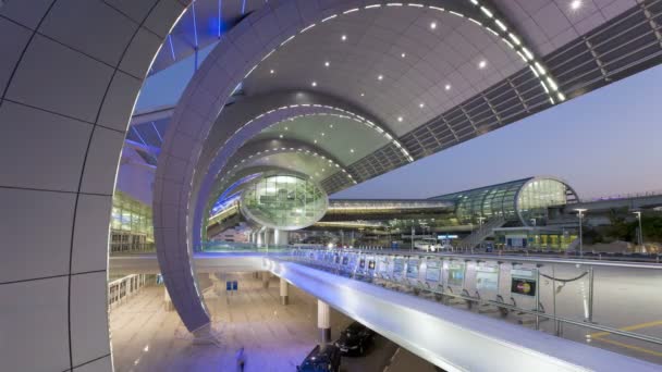 Ulaşım ve Dubai havaalanından plan insanlar — Stok video