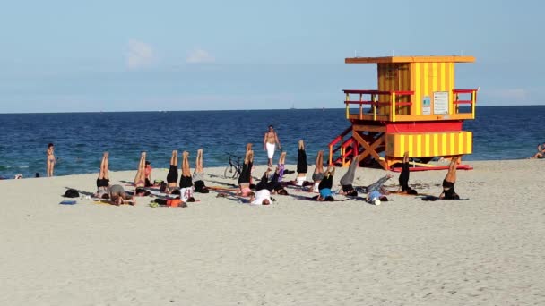 Art Deco stílusú Lifeguard kunyhó a Miami Beach — Stock videók