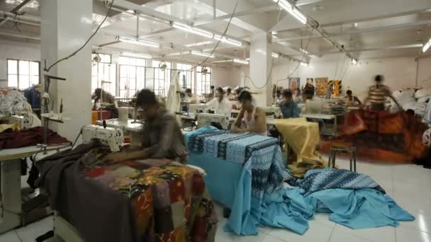 Работники с помощью швейных машин — стоковое видео